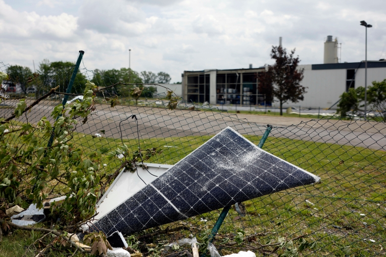„Emmelinde“ brachte mancherorts die Stromversorgung zum Erliegen: Zerstörtes Solarpanel nach dem Sturmtief im Mai
