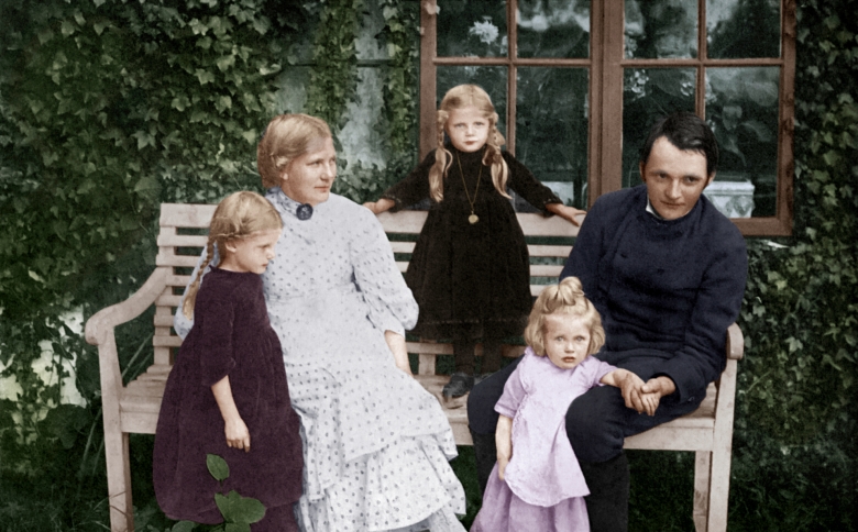 Künstler und Familienmensch: Heinrich Vogeler mit Frau und Töchtern in einer kolorierten Aufnahme von 1907