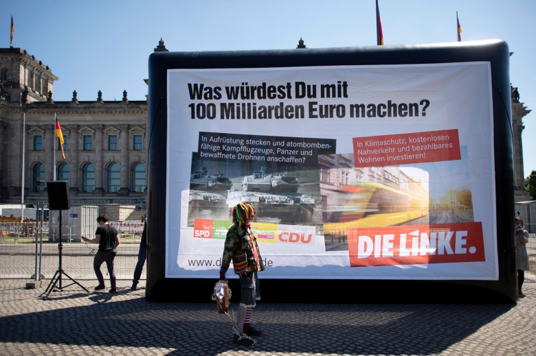 Nicht nur die Linkspartei kann sich (auch) zivile Verwendungszwecke für 100 Milliarden Euro vorstellen: Großplakat der Linken gegen das „Sondervermögen“ vor dem Reichstagsgebäude