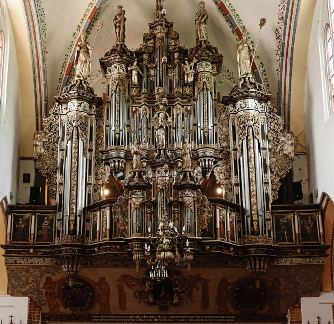 Die Orgel im Dom zu Cammin von 1669. Sie besitzt 47 Register und 3300 Pfeifen. Ihr Erbauer war Michel Birgel aus Stettin: Auftraggeber und Stifter der Orgel war Herzog Ernst Bogislaw von Croy, dessen Porträt unter der Orgel angebracht ist