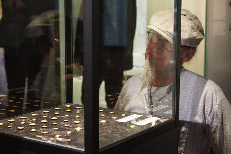 „Nackte“ Goldmünzen: Bodendenkmalpfleger Wolfgang Herkt betrachtet seinen Fund