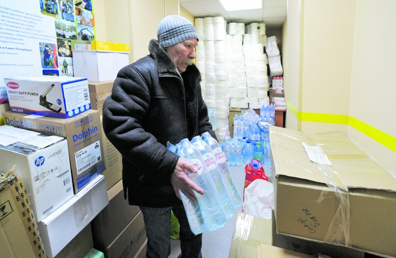 Rostow am Don: Ein Freiwilliger besorgt Lebensmittel für ukrainische Flüchtlinge