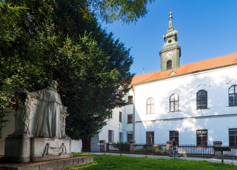 Steingewordene Erinnerung: Mendel-Monument vor dem nach ihm benannten Museum in der Masaryk-Universität von Brünn