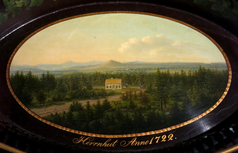Lacktablett mit Ansicht des ersten in Herrnhut errichteten Hauses, Hersteller: Heinrich Immanuel Gregor, 1819