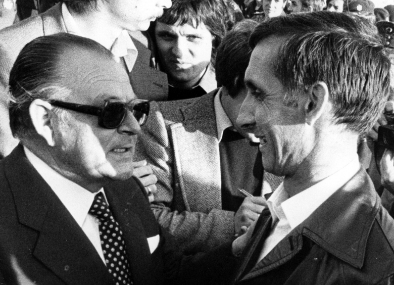 Höhepunkt eines bewegten politischen Lebens: Hans-Jürgen Wischnewski (links) mit GSG9-Chef Ulrich Wegener im Oktober 1977 nach der erfolgreichen Befreiung der Geiseln aus der Lufthansa-Maschine „Landshut“ 