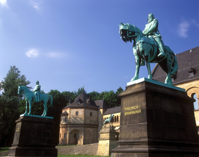Kaiserliche Reiterstandbilder: Wilhelm der Große und Friedrich I. Barbarossa vor der Kaiserpfalz in Goslar