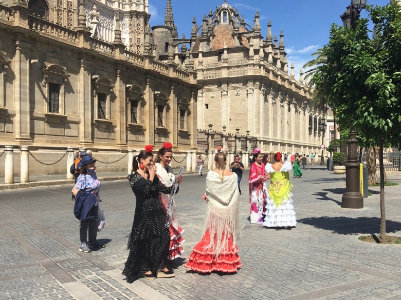 Herausgeputzt für die „Feria“: Spanierinnen mit Kopfschmuck vor der Kathedrale von Sevilla
