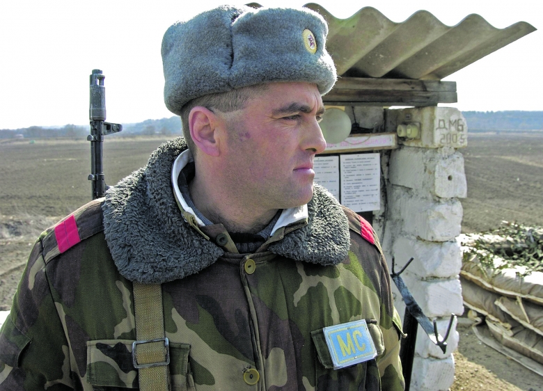 Am Grenzposten Nr. 9 an der Grenze der abtrünnigen Region Transnistrien zu Moldawien: Ein Soldat der sogenannten russischen Friedenstruppen auf Wache