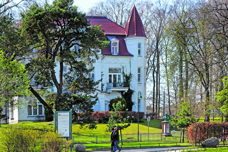 Die Staudt-Villa, einst „Miramar“ genannt, in der Kaiser Wilhelm II. oft zu Gast war: Im Garten befindet sich die Büste seines Großvaters Wilhelm I.