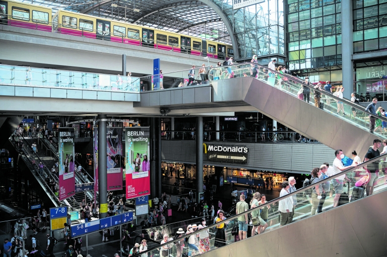 Gedränge, wohin man blickt: Der Berliner Hauptbahnhof im Zeichen des Neun-Euro-Tickets