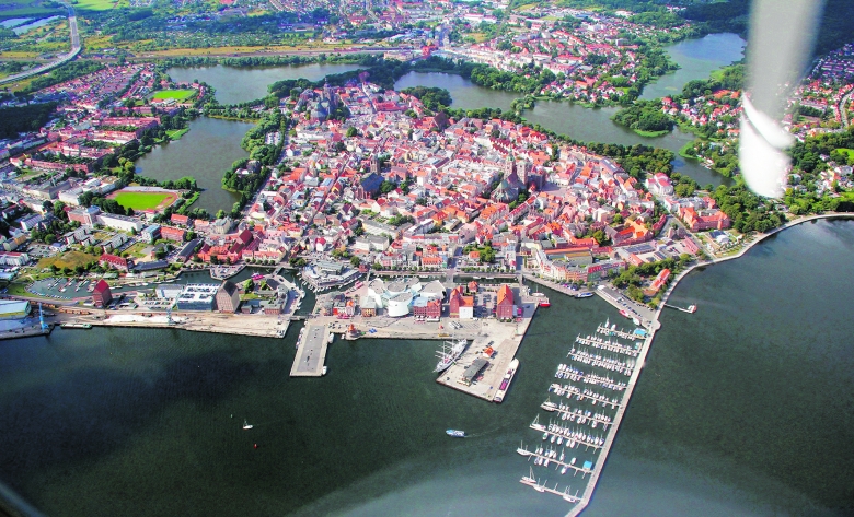 Die Hansestadt Stralsund von ihrer schönsten Seite gesehen, im Vordergrund die „Gorch Fock“ (I)