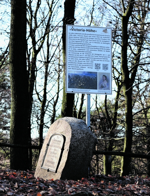 Auf der Victoria-Höhe bei Sellin erinnert dieser Stein an die spätere Kaiserin Friedrich: Sie pflanzte hier einen Baum zum Gedenken der Schlacht bei Königgrätz
