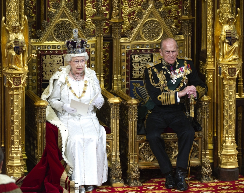 Verschmelzung von monarchischer Pracht und demokratischer Herrschaft: Die verstorbene Königin Elisabeth II. verliest – hier 2012 – in ihrer Thronrede das Regierungsprogramm. Neben ihr sitzend ihr Gemahl Prinz Philip