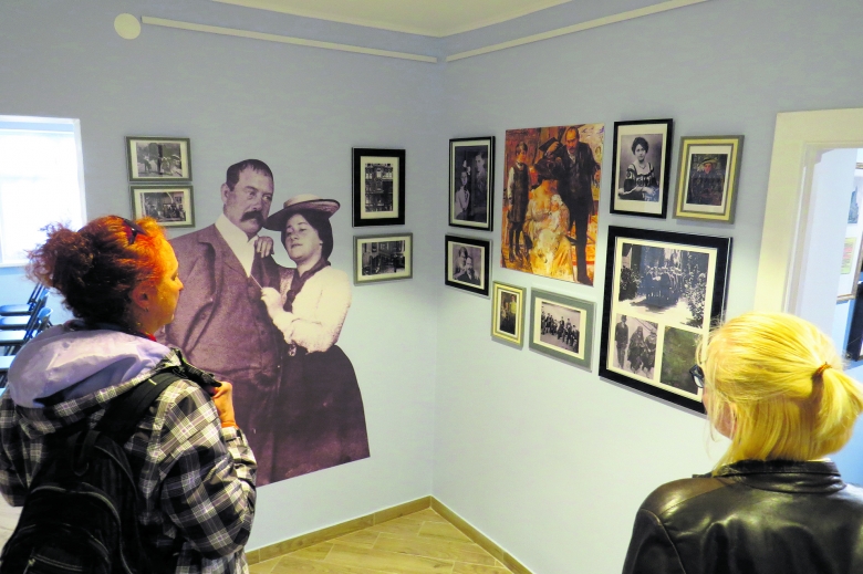 In einem der Ausstellungsräume: Die ersten Interessenten statten dem neuen Museum einen Besuch ab