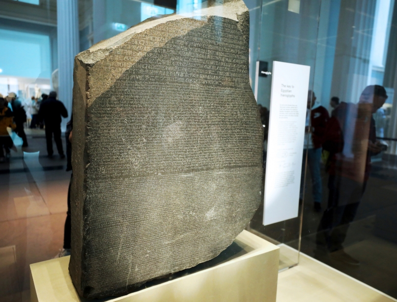 Im Britischen Museum in London: Der Stein von Rosetta mit seinen drei untereinanderstehenden Schriftblöcken aus Hieroglyphen sowie in Demotisch und Altgriechisch