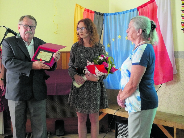 Ein Gruß vom Verband: Heinrich Hoch (l.) überreicht eine Erinnerungstafel an Urszula Manka (r.), Monika Krzenzek (M.) trägt den Blumenstrauß