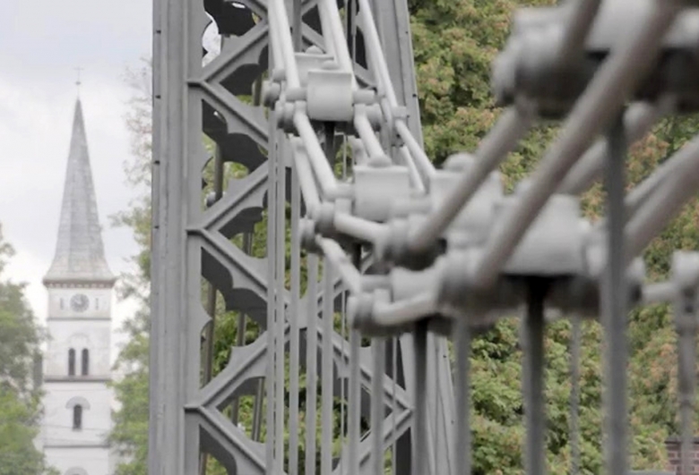Steht für die preußische Geschichte Malapanes: Die Kettenbrücke über den gleichnamigen Fluss