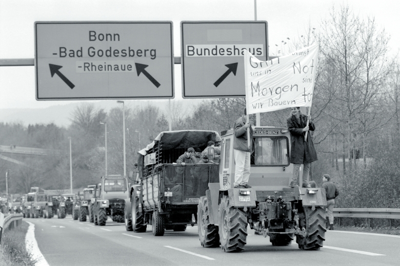 Mit Traktoren gegen das GATT: Deutsche Bauern während der Uruguay-Runde 1992 auf der Autobahn