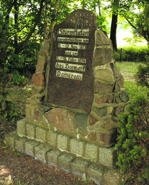 Dieses kleine Denkmal erinnert an der B111 auf der Insel Usedom an die Ostseehochwasser von 1872. Damals wurde das kleine Dorf Damerow von den Fluten fortgerissen.