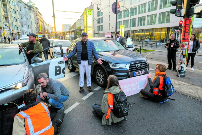 Kollateralschäden werden bewusst in Kauf genommen: Klima-Kleber bei einer Aktion in Berlin