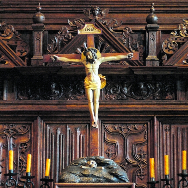 Sinngehalt unbekannt: Das aus Anlass eines G7-Treffens abgehängte Kreuz im Friedenssaal des Historischen Rathauses Münster