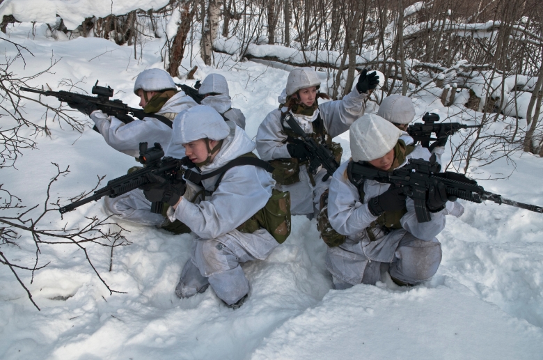 Norwegen machte 2014 als erstes europäisches Land mit dem Wehrdienst für alle ernst und den Dienst an der Waffe auch für die Frauen zur Pflicht: Norwegische Soldatinnen bei der Rundumverteidigung