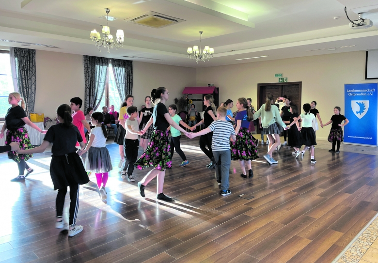 Kreistänze gehören dazu: Bei der Tanzwerkstatt der Landsmannschaft Ostpreußen zeigen Kinder und Jugendliche mit viel Schwung und hoch konzentriert ihr Erlerntes dem Publikum in Heilsberg