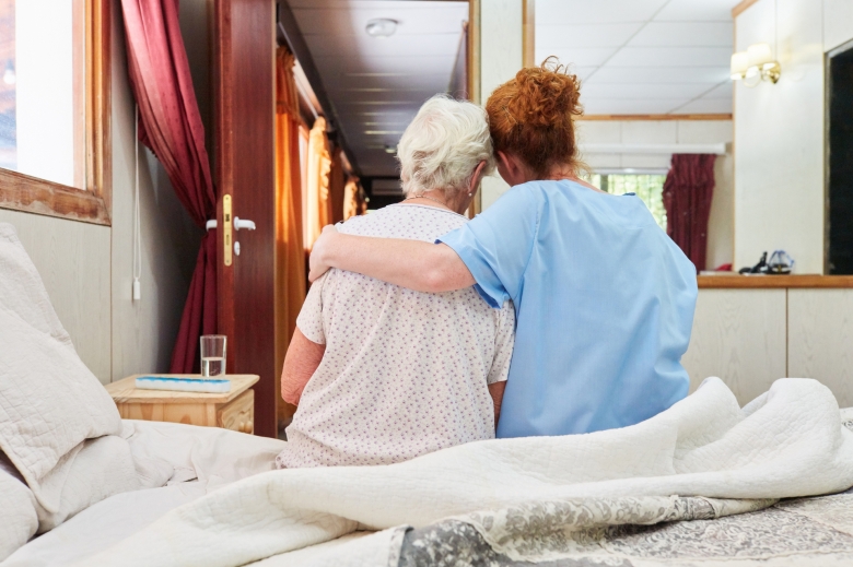 Ein Trost ist es, wenn man einen liebevollen Menschen an seiner Seite hat: Patientin mit Hospizbegleiterin