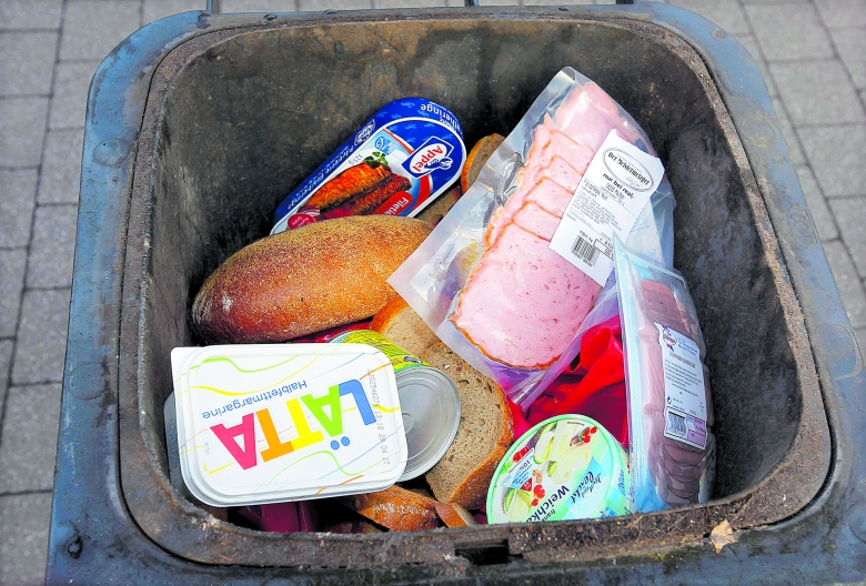 Vergeudung von Lebensmitteln: Genießbare Produkte landen in der Mülltonne, weil das Mindesthaltbarkeitsdatum abgelaufen ist