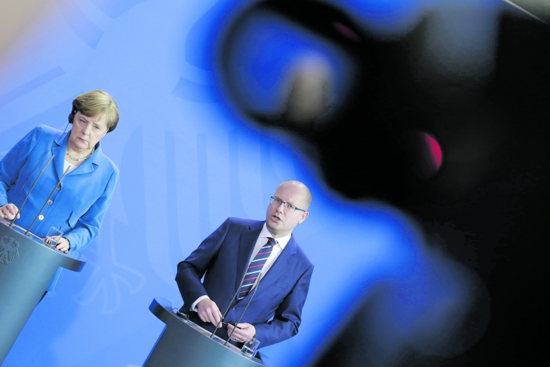 Vor fünf Jahren gaben die damaligen Regierungschefs beider Länder grünes Licht für die Fortsetzung der Projektförderung bis 2027: Angela Merkel und Bohuslav Sobotka 2017 im Berliner Kanzleramt