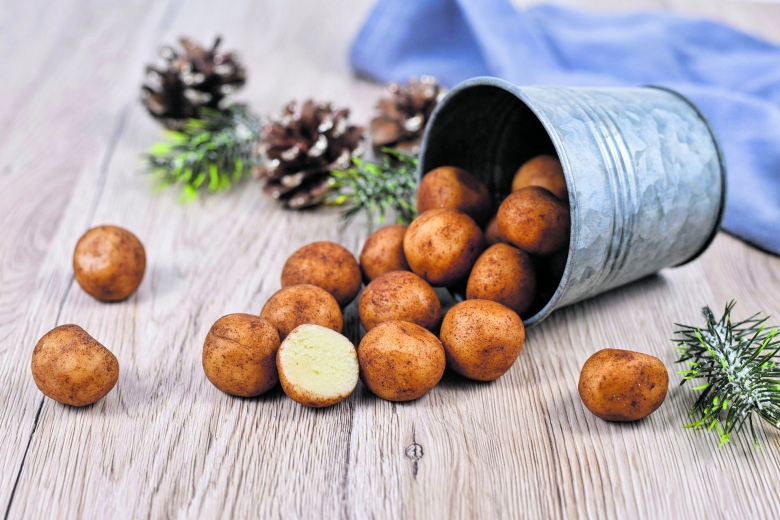 Damals so beliebt wie heute: Zu Weihnachten bieten Konditoreien, Supermärkte und Feinkostläden Marzipankartoffeln an. Mit etwas Geschick lassen sie sich auch zu Hause leicht herstellen