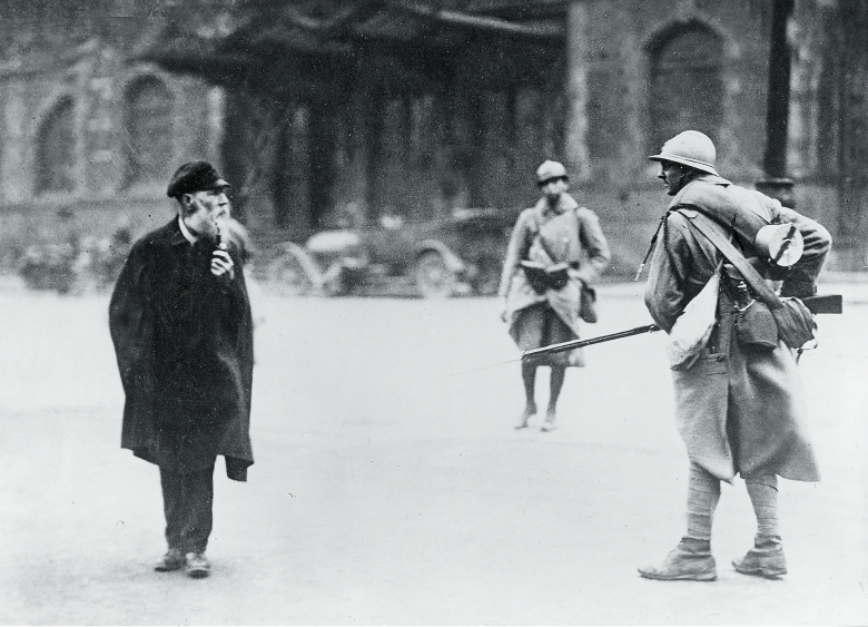 Während des Ruhrkampfs: Ein französischer Soldat erhebt das Gewehr gegen einen alten deutschen Zivilisten