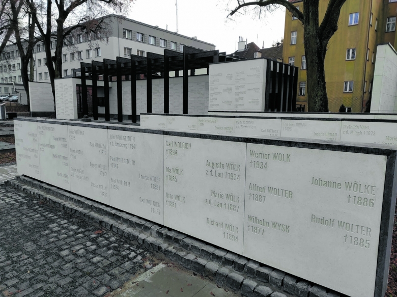 Auf dem Gelände der Bahnstation Allenstein-Mitte wurde eine Gedenkstätte für die auf dem ehemaligen Friedhof Beerdigten eingerichtet
