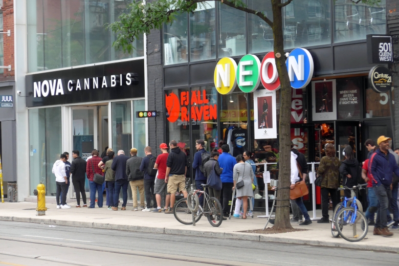 Große Nachfrage seit der Legalisierung: Warteschlange vor einem Cannabis-Laden im kanadischen Toronto