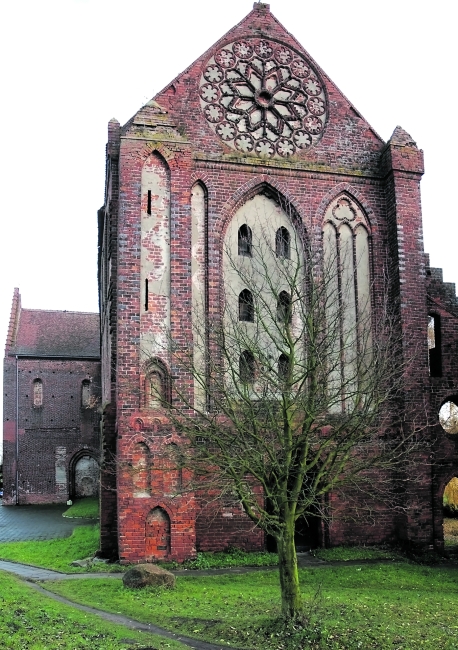 Das Kloster Kolbatz, einst Zisterzienserabtei in Pommern: Das Mittelschiff mit einer im Stil der Hausteingotik erhaltenen Fensterrose