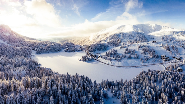 Winterwunderland: Blick auf den zugefrorenen Turracher See, durch den die Landesgrenze zwischen Kärnten und der Steiermark verläuft