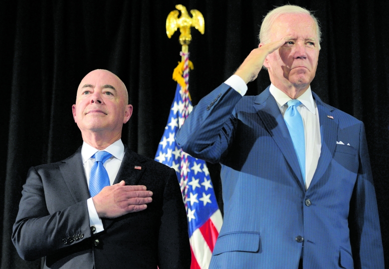 Scheinen sich einig, dass sich Asylmissbrauch nicht lohnen darf: US-Präsident Joe Biden und sein aus Kuba eingewanderter Heimatschutzminister Alejandro Mayorkas (von rechts)