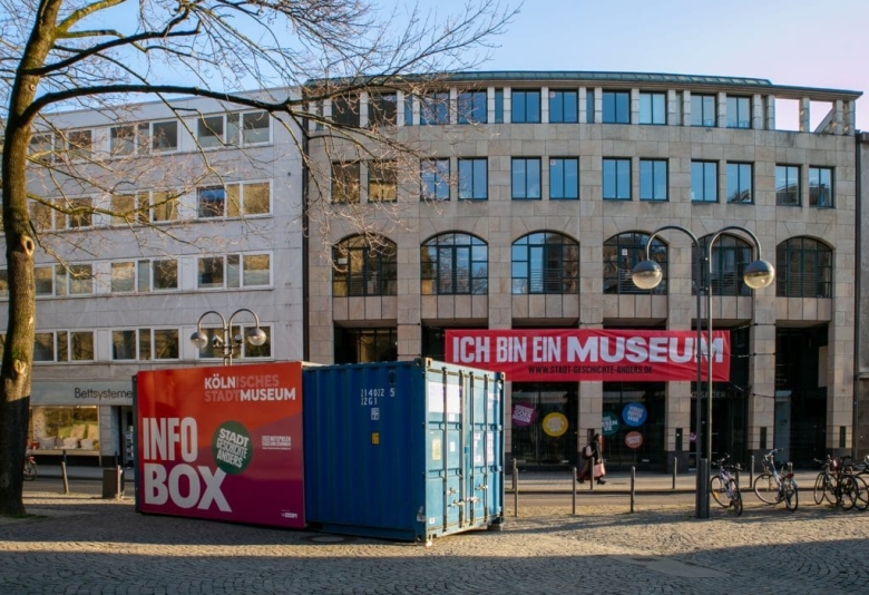 Ausstellungsprovisorium am Kolpingplatz: Museumscontainer des Kölnischen Stadtmuseums vor dem Modehaus Sauer