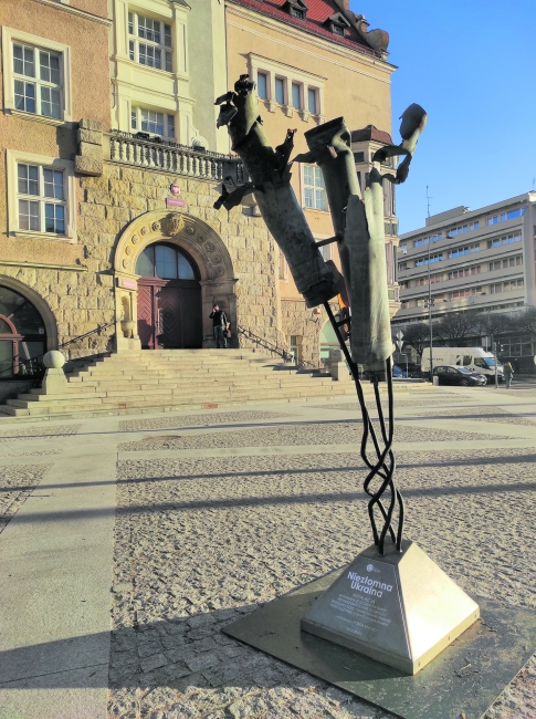 Steht für vier Wochen vor dem Allensteiner Rathaus: Die aus Raketenresten gefertigte Skulptur des Künstlers Antoni Grzybek