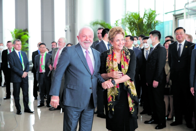 Freude in Shanghai: Brasiliens Präsident Lula da Silva beglückwünscht Dilma Rousseff zu ihrem neuen Vorstandsposten