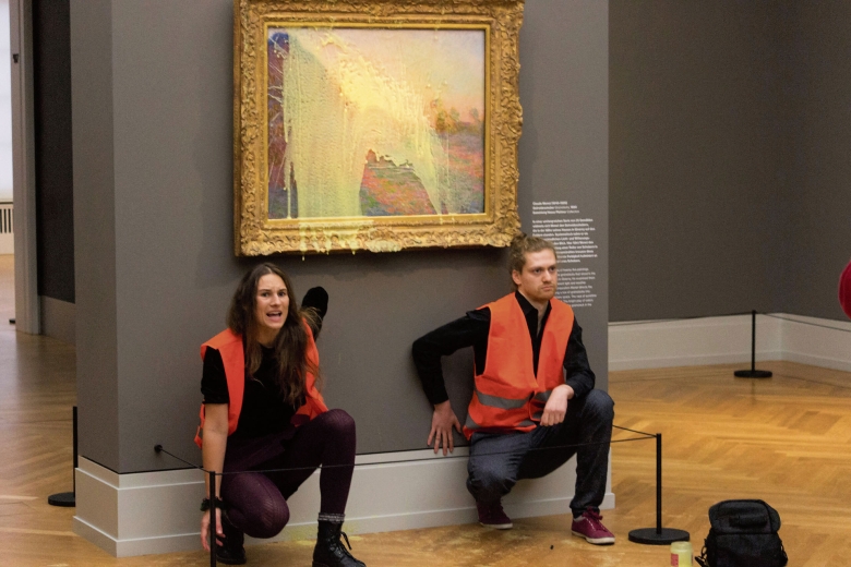 „Unverantwortlich“: Klima-Extremisten bei der Schändung eines Bildes von Claude Monet in Potsdam
