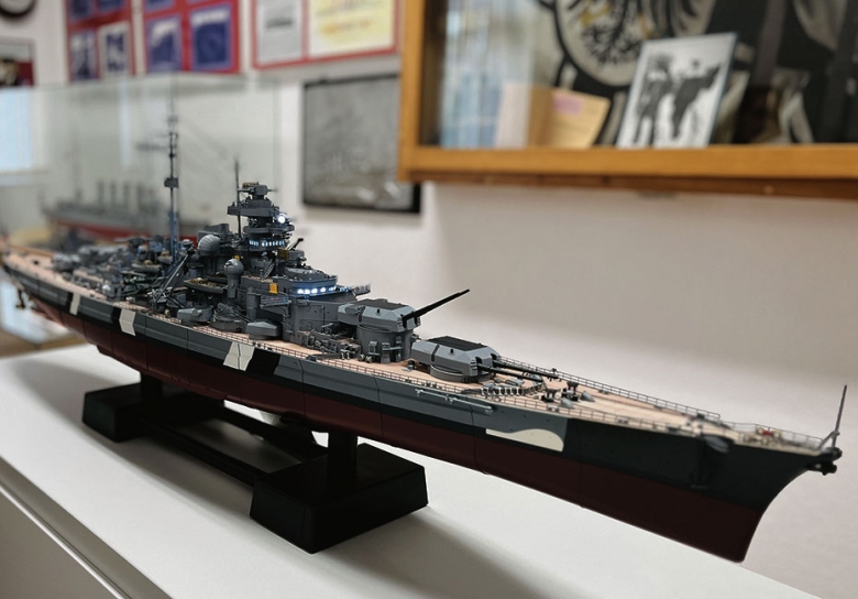 Dieses detailgetreue Modell des Schlachtschiffs „Bismarck“ im Maßstab 1:200 erhielt das Marinemuseum auf der Insel Dänholm als Schenkung von Marcus Mau, der insgesamt drei Jahre in seiner Freizeit daran arbeitete