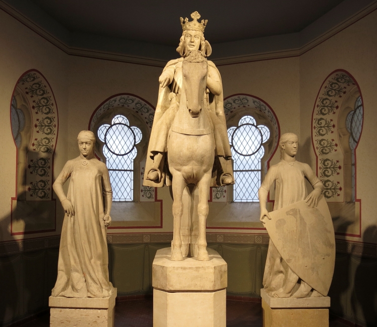 Von zwei Jungfrauen begleitet: Der Magdeburger Reiter im Kaiser-Otto-Saal des Kulturhistorischen Museums