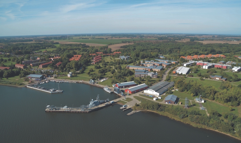 Idyllisch gelegen: Die Marinetechnikschule nördlich von Stralsund mit Hafen in Parow