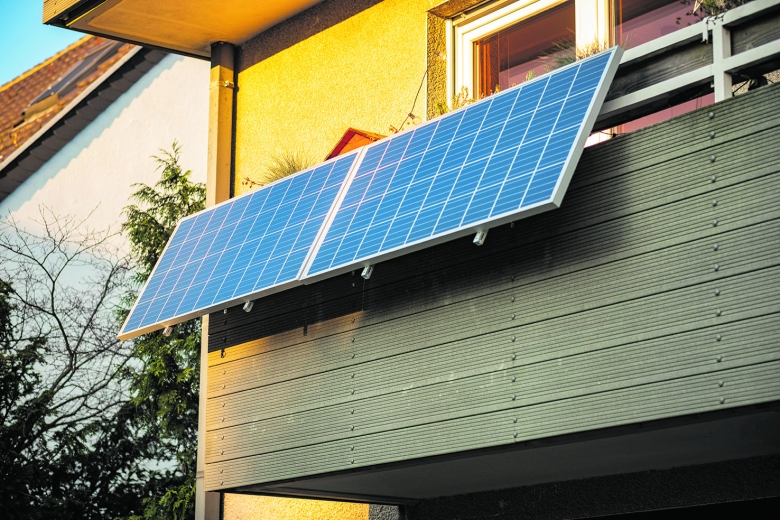 Sichtschutz und Energielieferant in einem: Solaranlage an einem Balkon