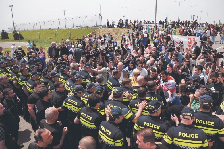 Vergangenes Wochenende am Flughafen Tiflis: Ein Großaufgebot der Polizei geht gegen Anti-Russland-Demonstranten vor