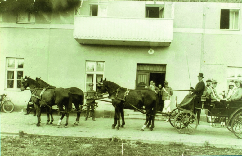 Pfingstausflüge erfreuten sich in Ostpreußen großer Beliebtheit: Vor dem Schützenhaus in Nordenburg, Pfingsten im Jahr 1928