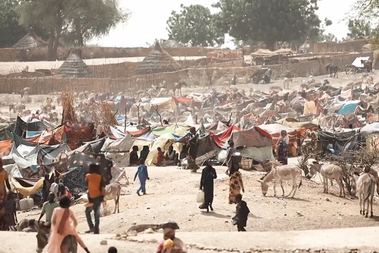 Geflohene Sudanesen in einem Flüchtlingscamp im Tschad. In ihrer Heimat tobt der Krieg.