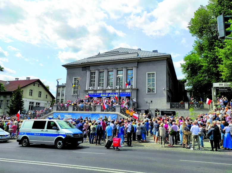 Fordern „freie Wahlen und ein demokratisches, europäisches Polen“: Demonstranten vor dem Treudank-Theater