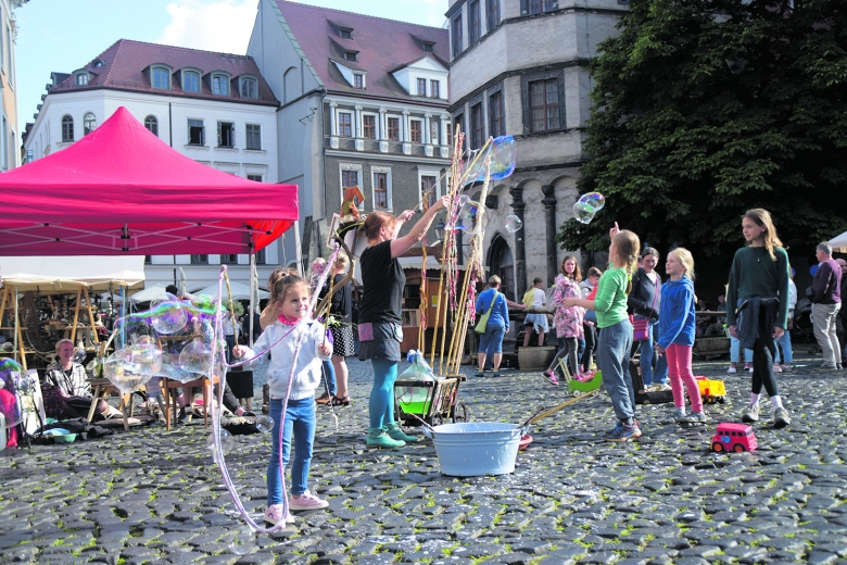 In welcher Blase steckt Rübezahl? Das diesjährige Straßentheaterfestival Via Thea hat den Berggeist als Motto